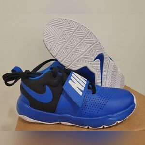 Nike BoysTeam Hustle D8 (GS) Mid Blue Basketball shoe 881941 405 size 4.5Y